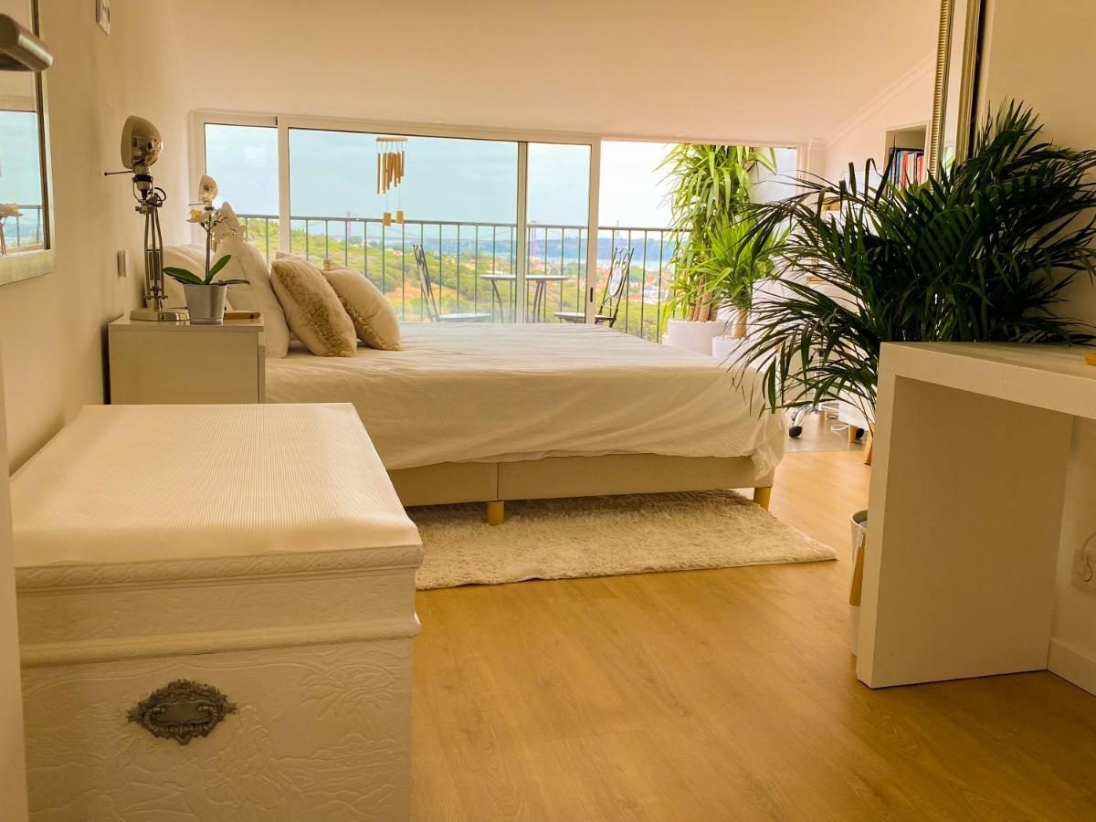 Ideally Located With Perfect Views Algés Buitenkant foto