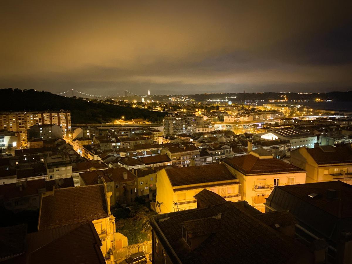 Ideally Located With Perfect Views Algés Buitenkant foto