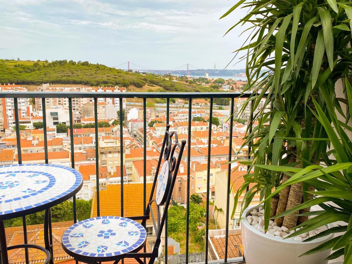 Ideally Located With Perfect Views Algés Buitenkant foto