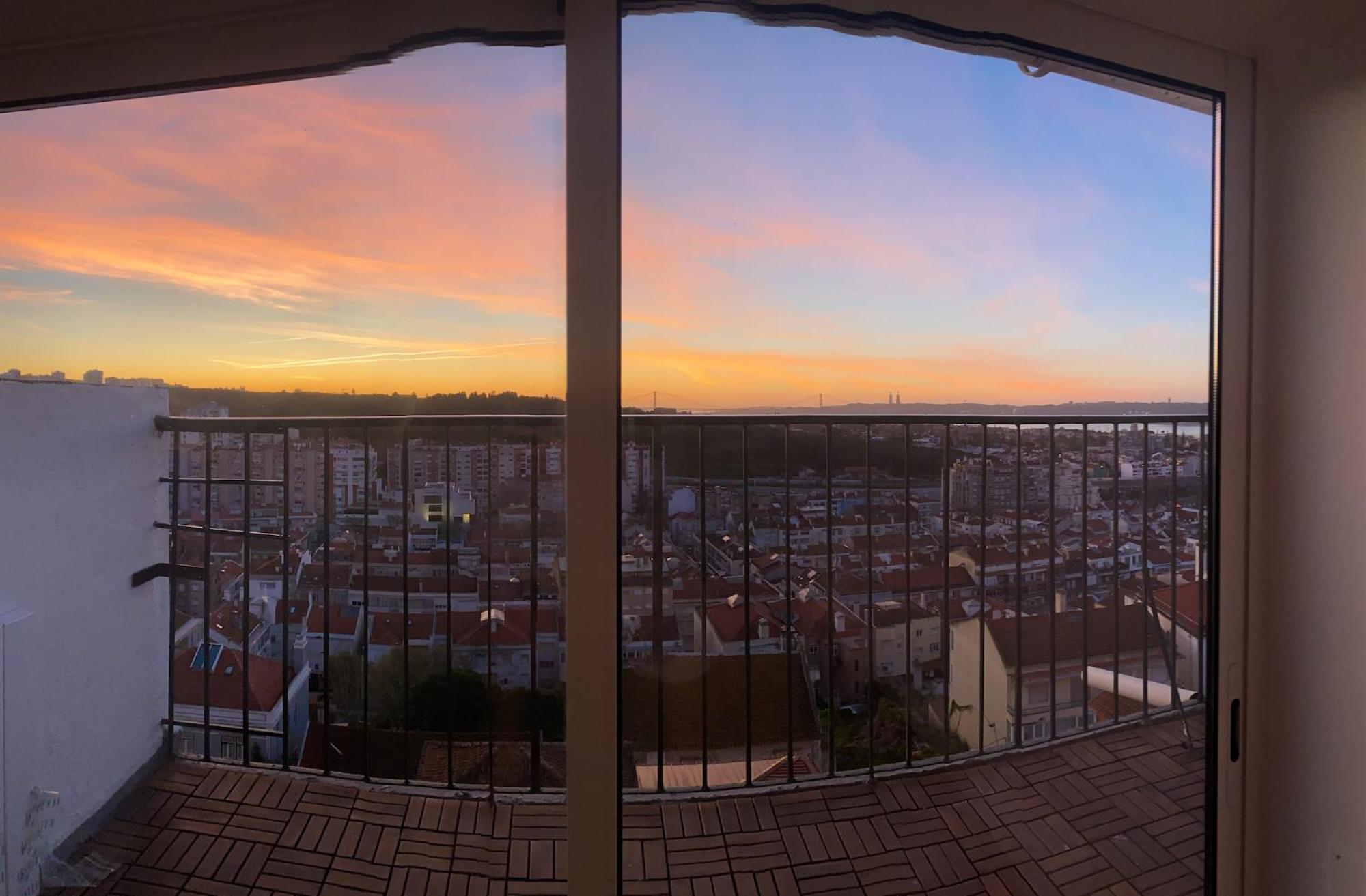 Ideally Located With Perfect Views Algés Buitenkant foto
