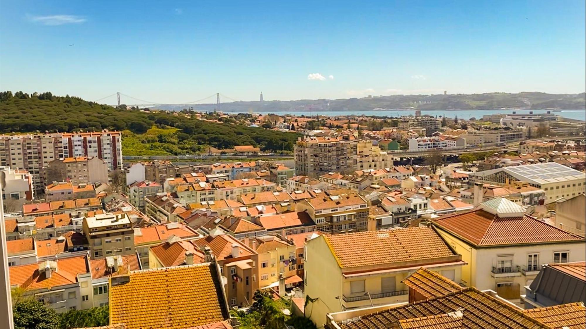 Ideally Located With Perfect Views Algés Buitenkant foto