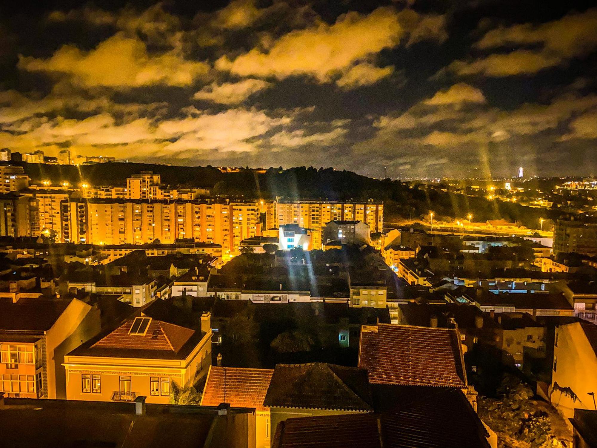 Ideally Located With Perfect Views Algés Buitenkant foto
