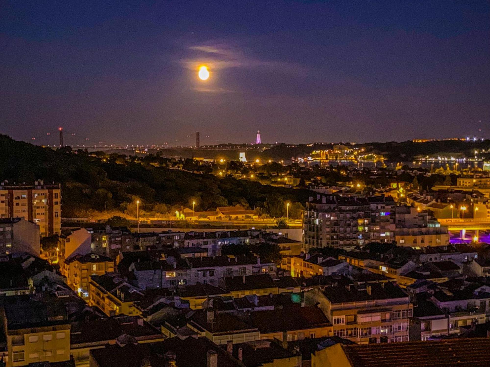 Ideally Located With Perfect Views Algés Buitenkant foto