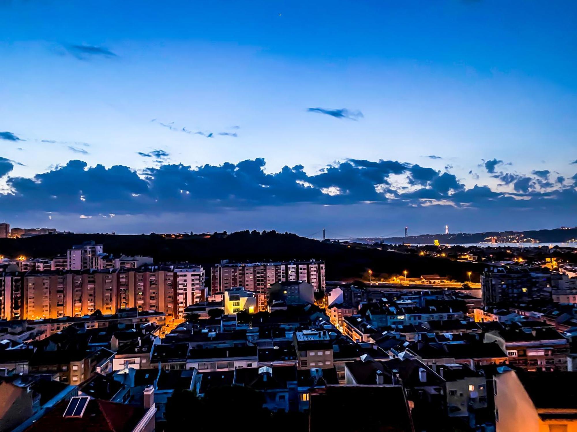 Ideally Located With Perfect Views Algés Buitenkant foto