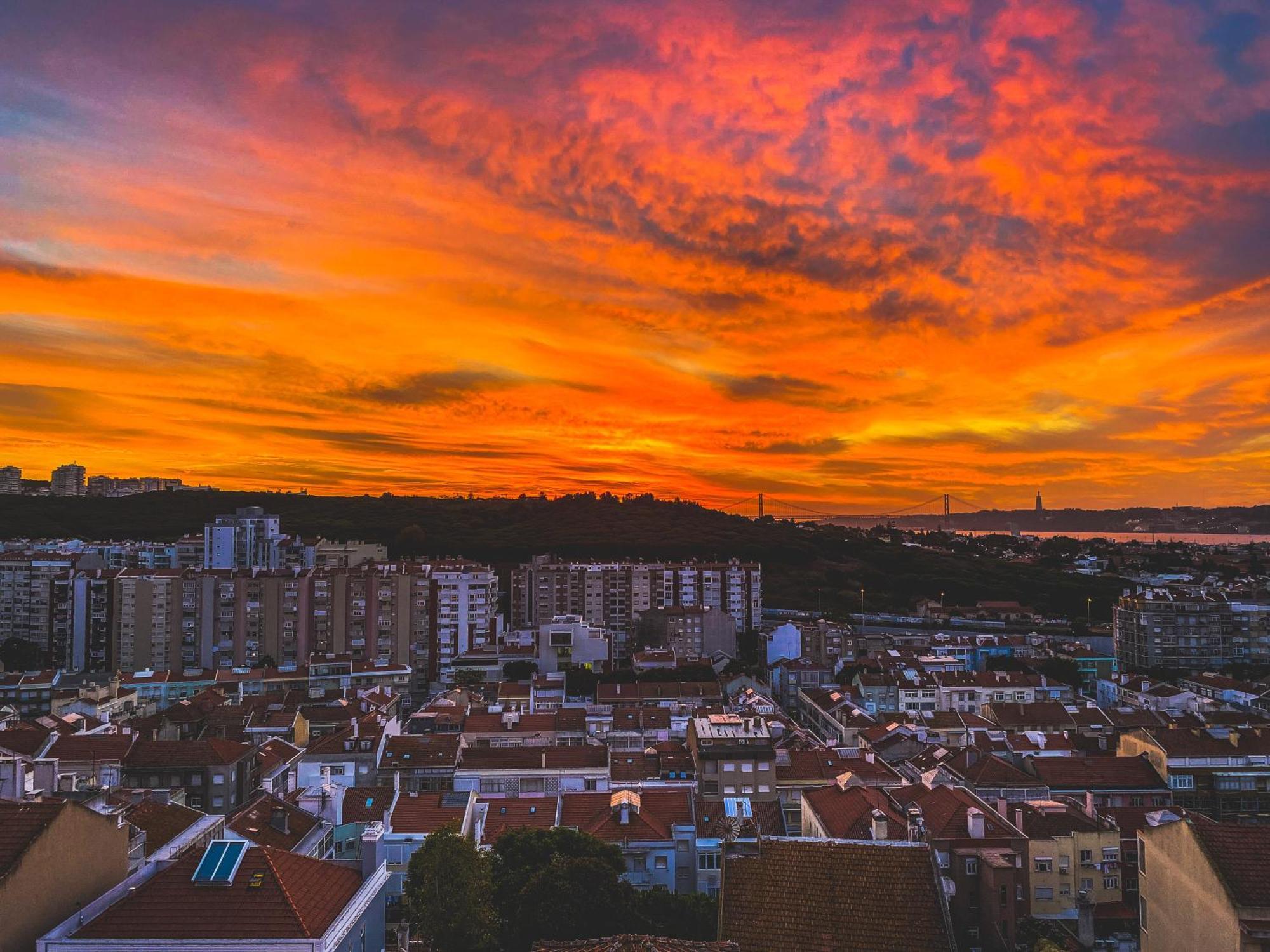 Ideally Located With Perfect Views Algés Buitenkant foto
