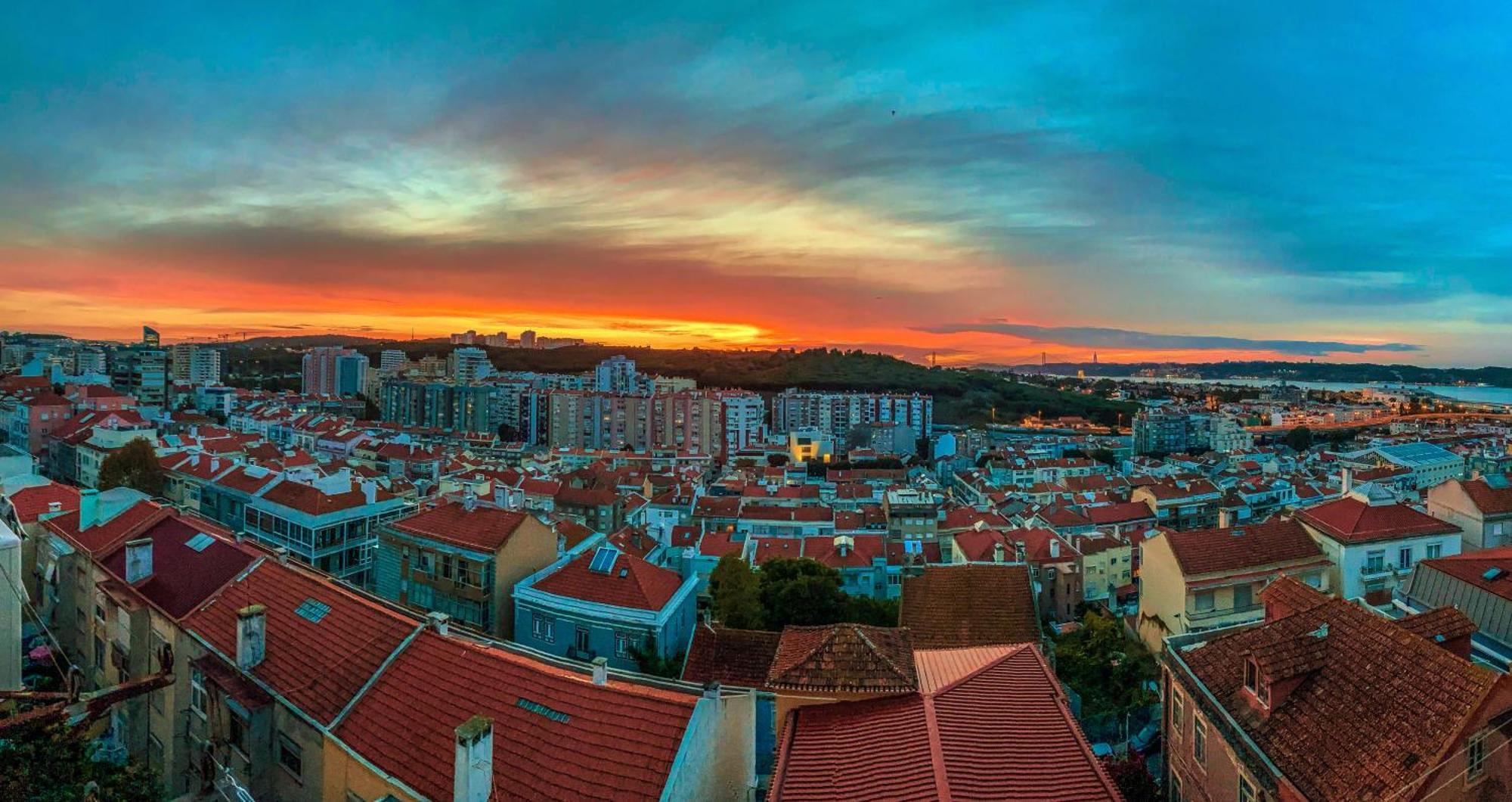 Ideally Located With Perfect Views Algés Buitenkant foto