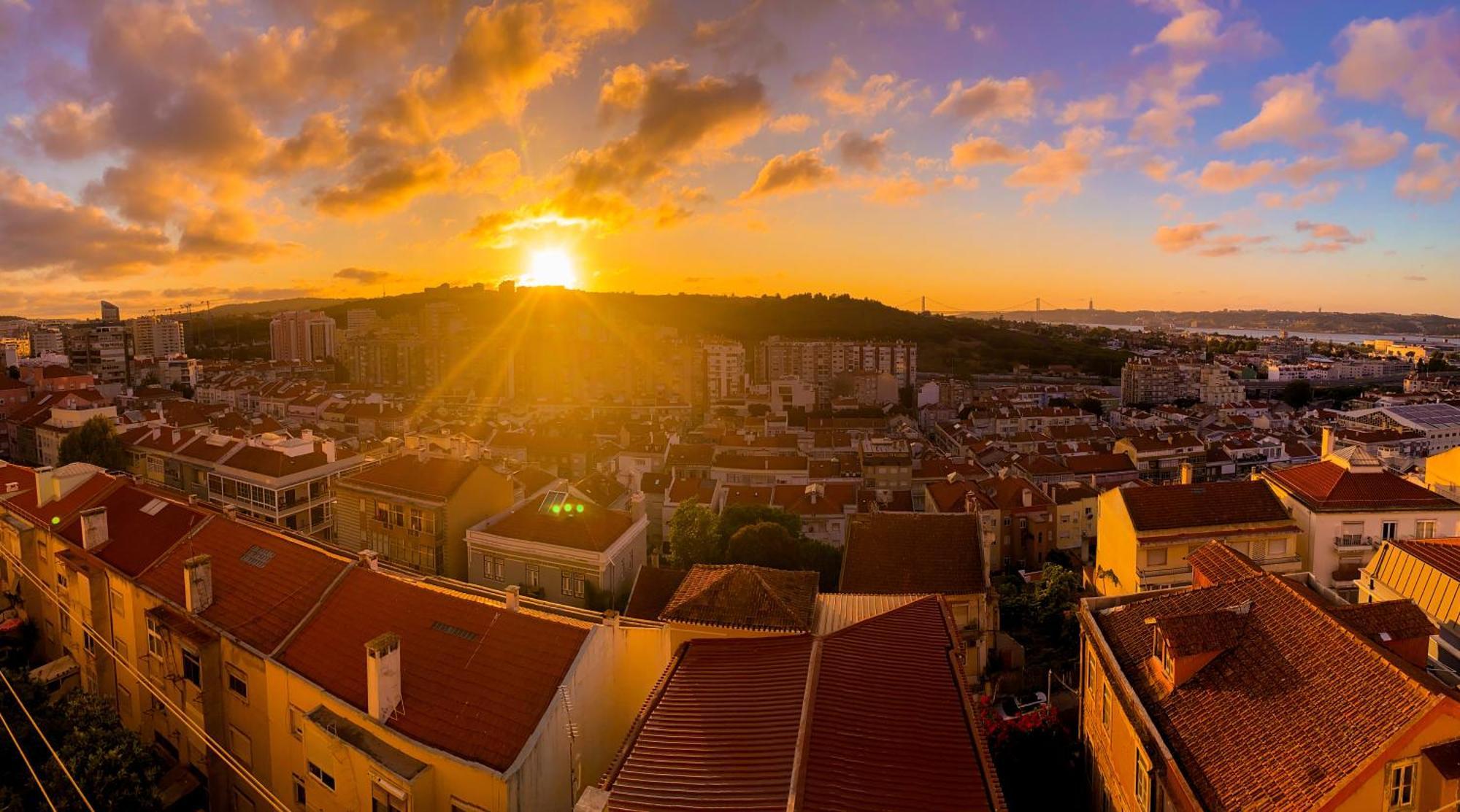 Ideally Located With Perfect Views Algés Buitenkant foto