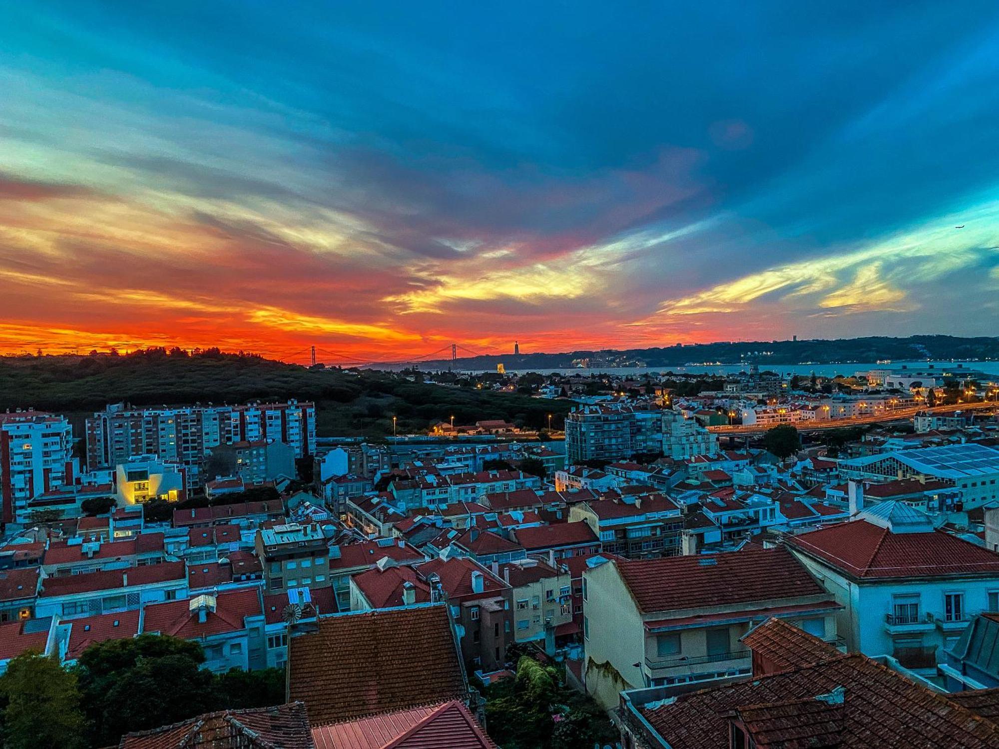 Ideally Located With Perfect Views Algés Buitenkant foto