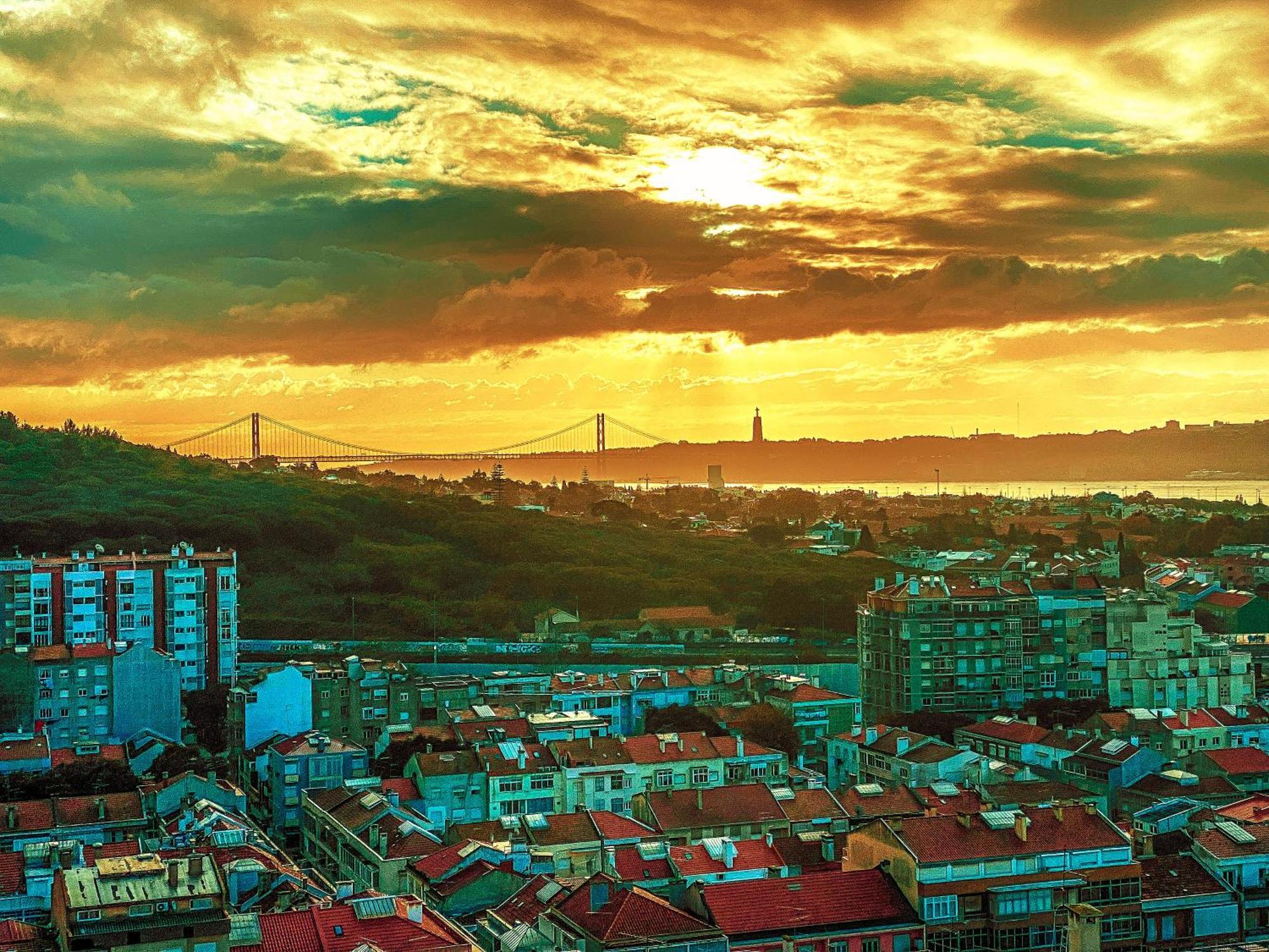 Ideally Located With Perfect Views Algés Buitenkant foto