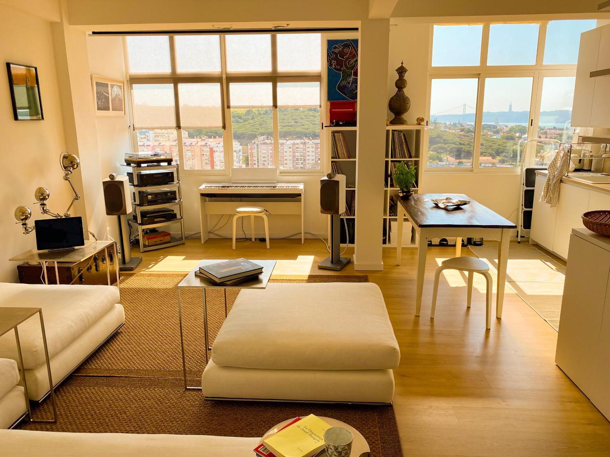Ideally Located With Perfect Views Algés Buitenkant foto