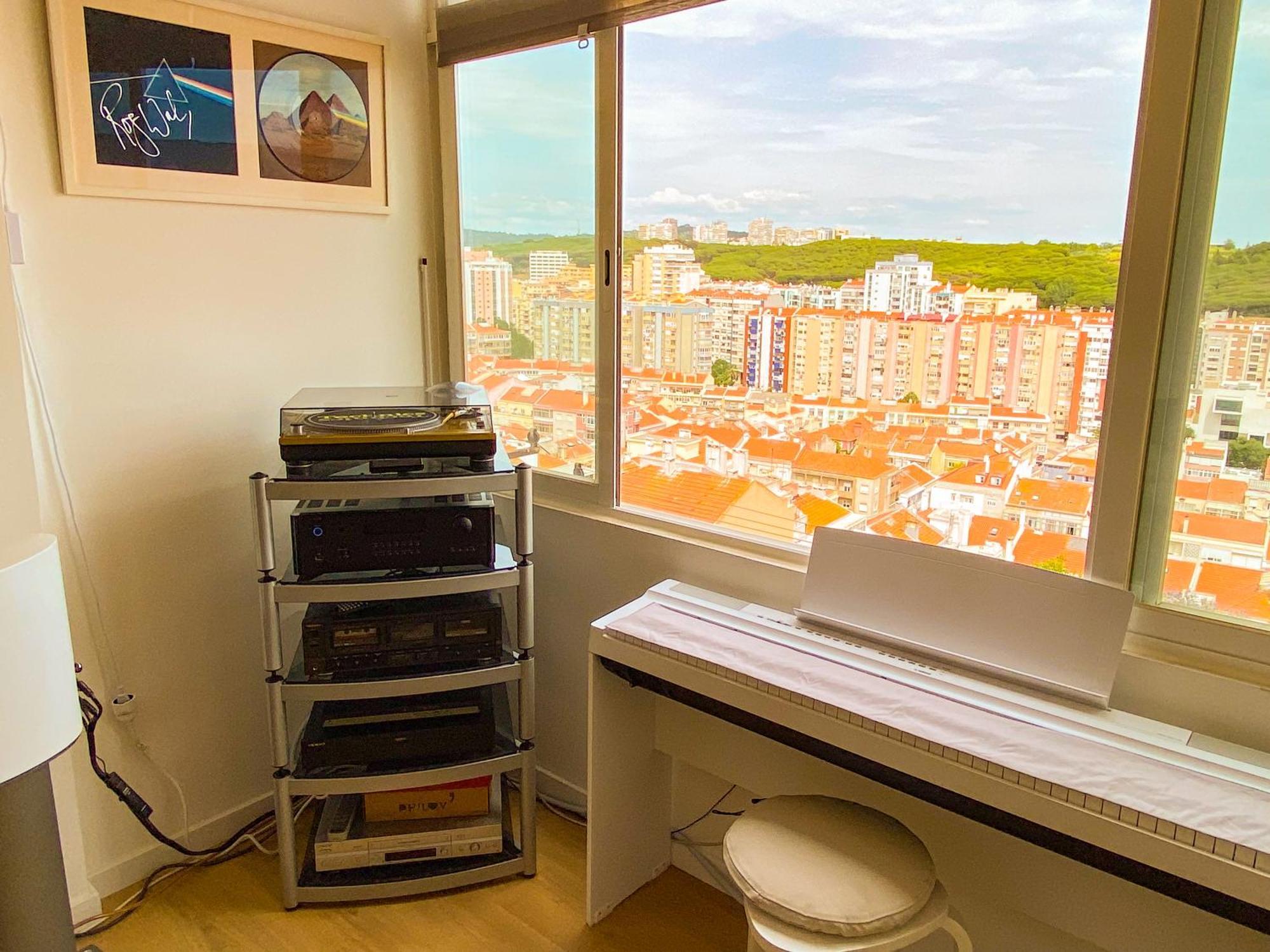 Ideally Located With Perfect Views Algés Buitenkant foto
