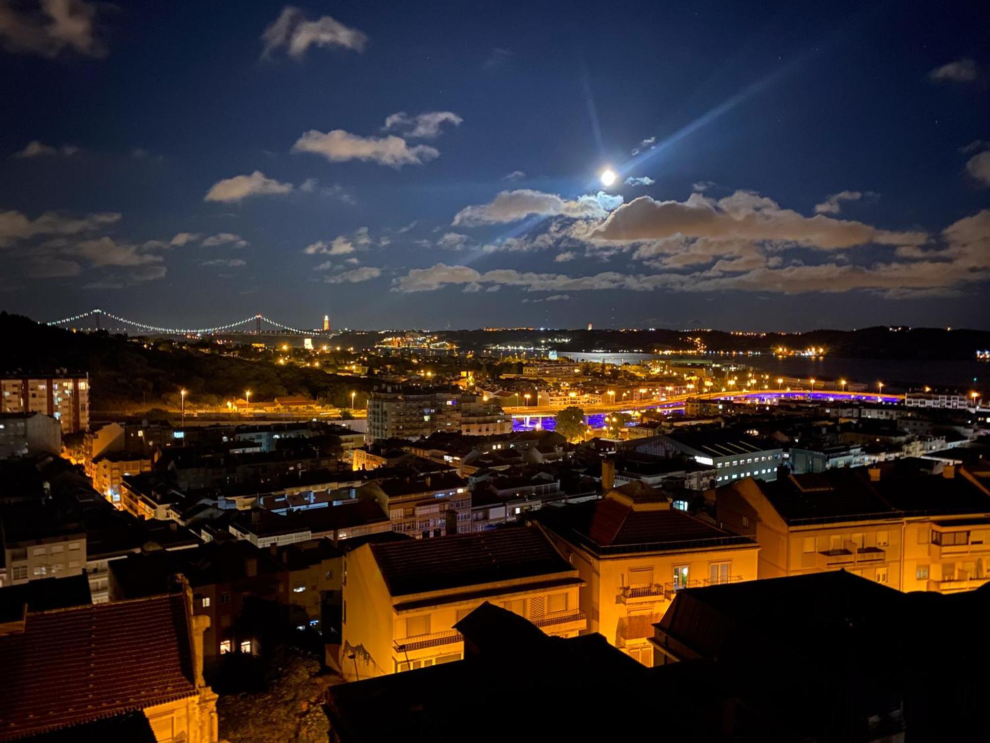 Ideally Located With Perfect Views Algés Buitenkant foto