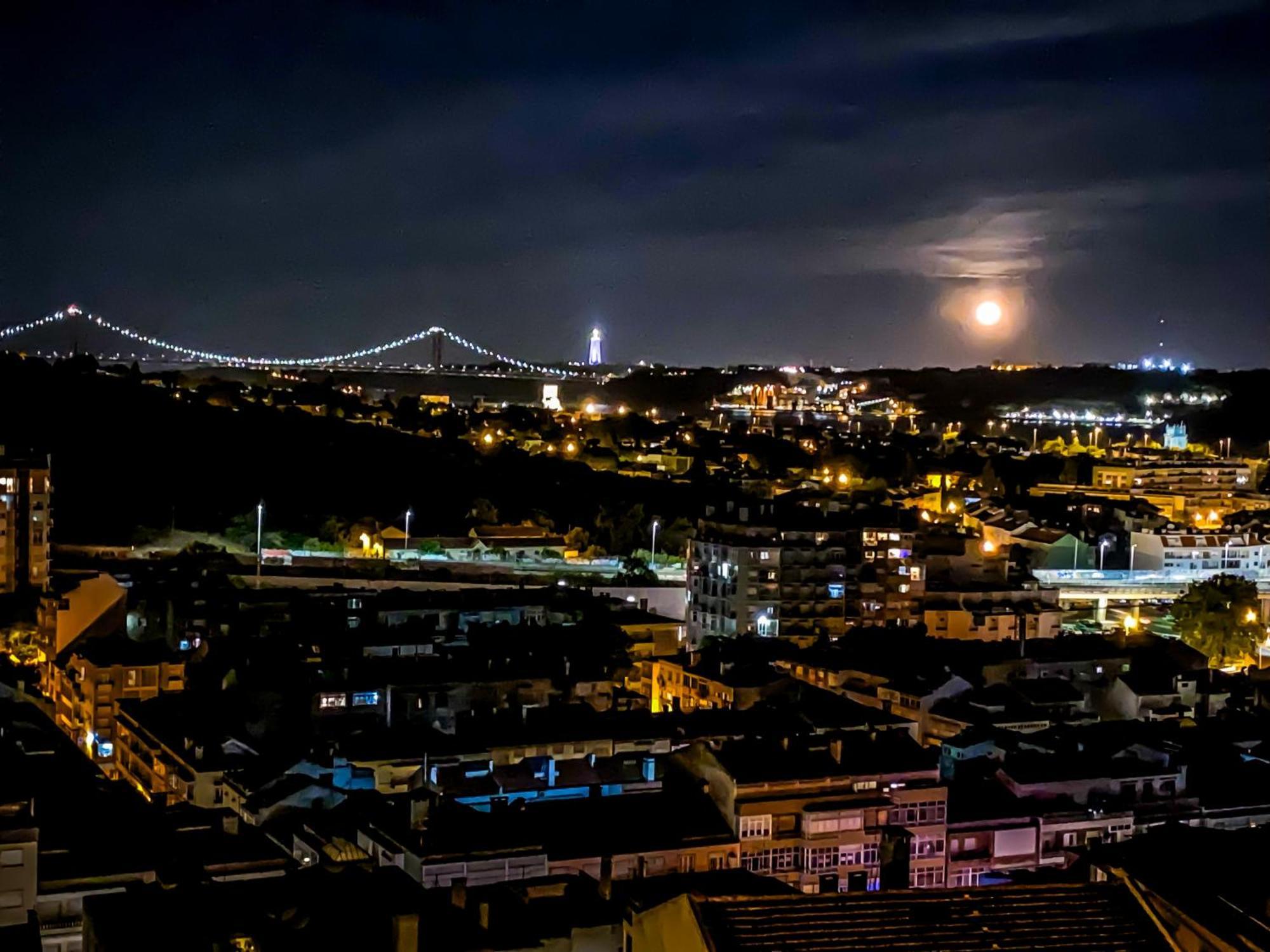 Ideally Located With Perfect Views Algés Buitenkant foto