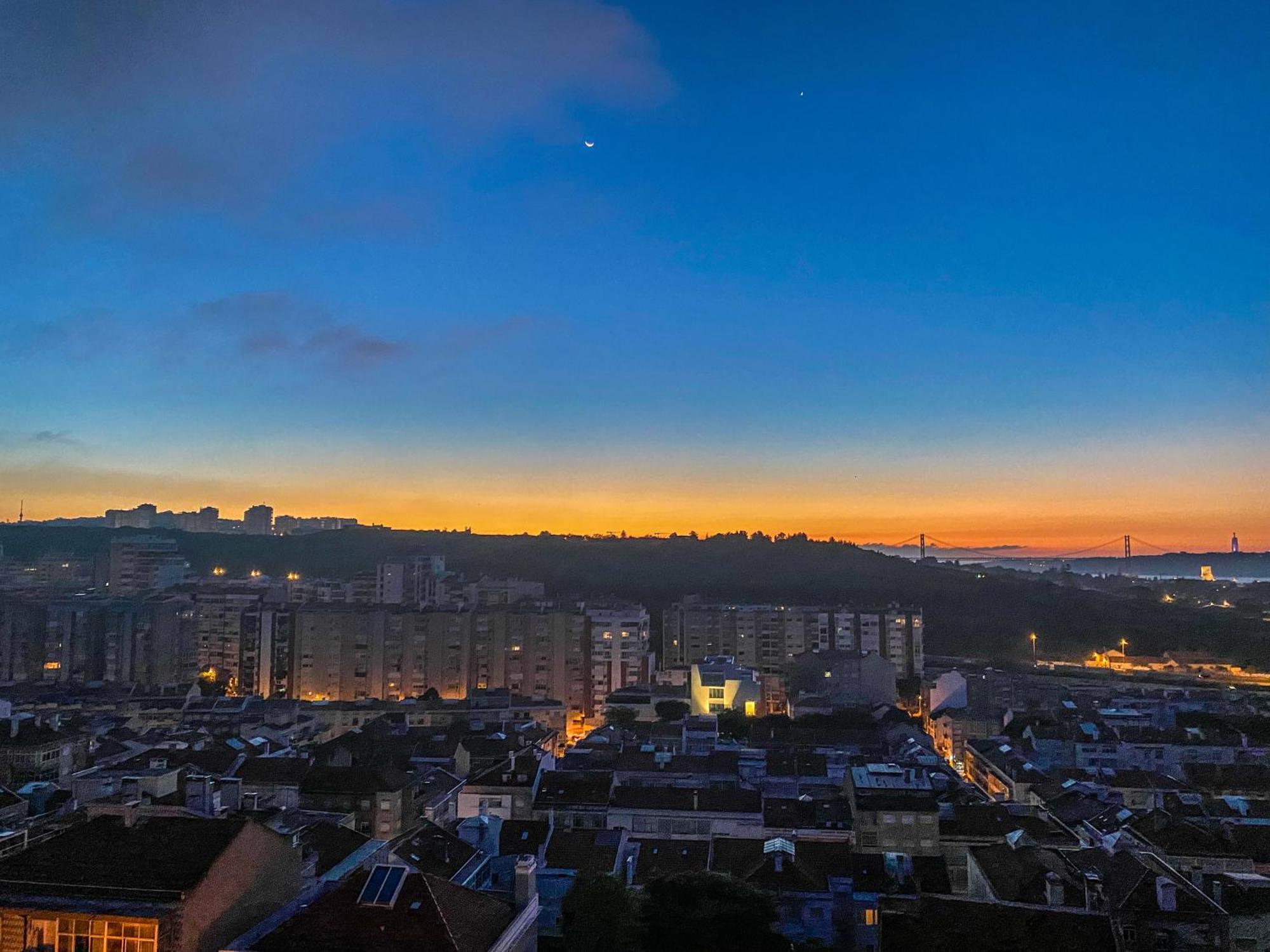 Ideally Located With Perfect Views Algés Buitenkant foto